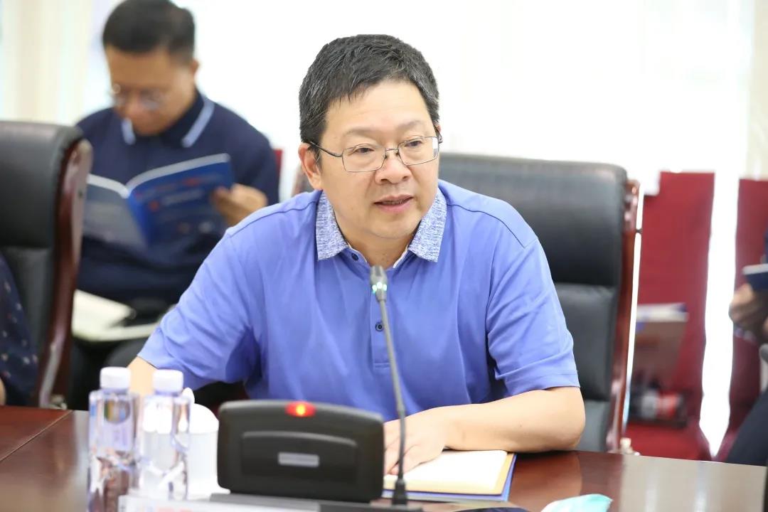 中國電子信息博覽會負責人、中國電子器材有限公司總經理陳雯海主持 中國電子信息博覽會負責人、中國電子器材有限公司總經理陳雯海主持