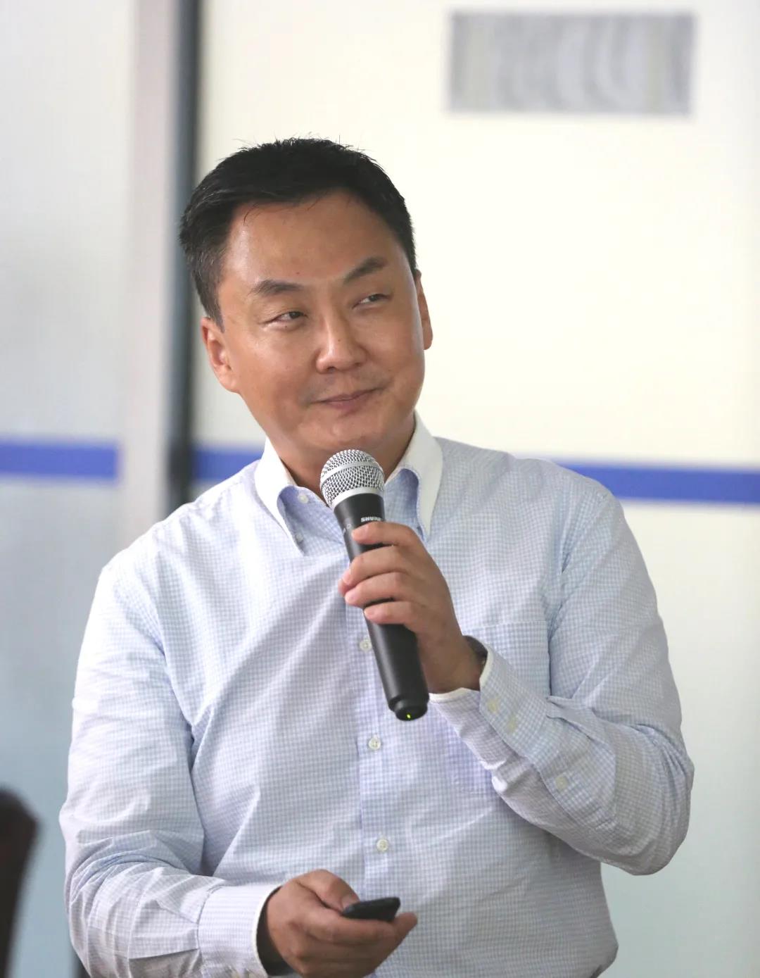 中國電子信息博覽會負責人、深圳市平板顯示行業協會副會長兼秘書長郭灝明介紹電博會籌備情況 中國電子信息博覽會負責人、深圳市平板顯示行業協會副會長兼秘書長郭灝明介紹電博會籌備情況